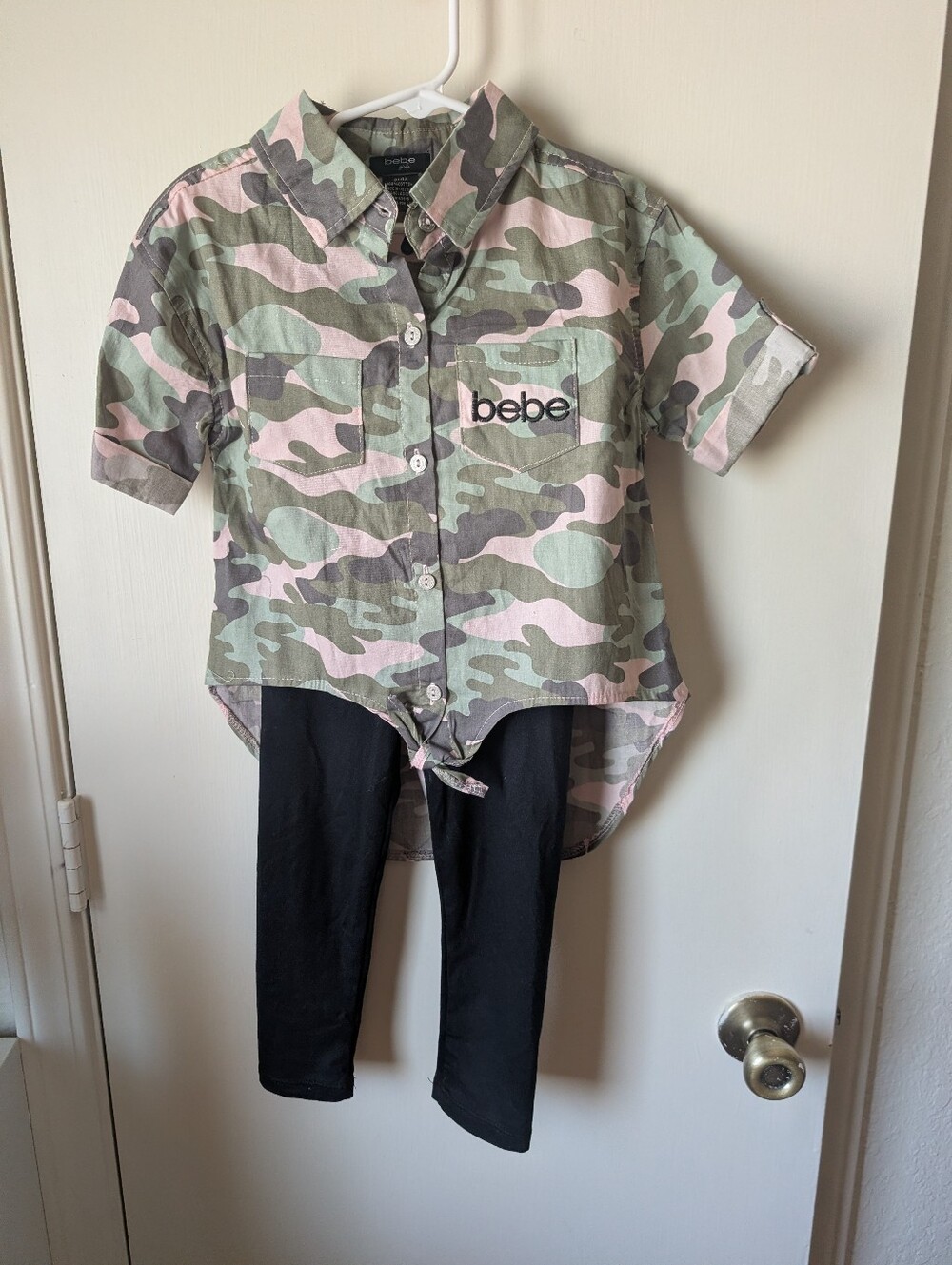 bebe Pink & Green Camo Button-Front Tie Hem Shirt With Black Leggings-set